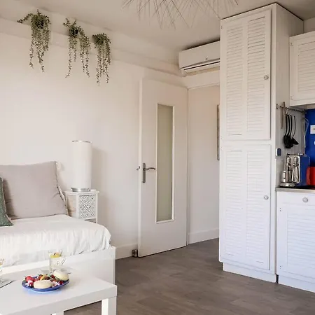 Detente Avec Vue Sur Le Petit Port Hyères