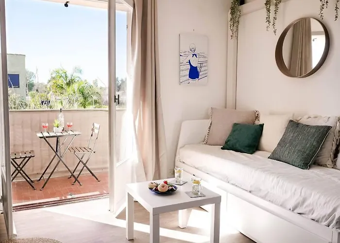 Detente Avec Vue Sur Le Petit Port *