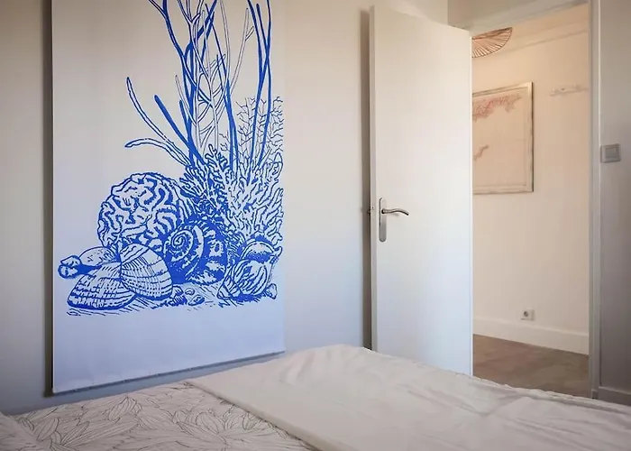 Detente Avec Vue Sur Le Petit Port *